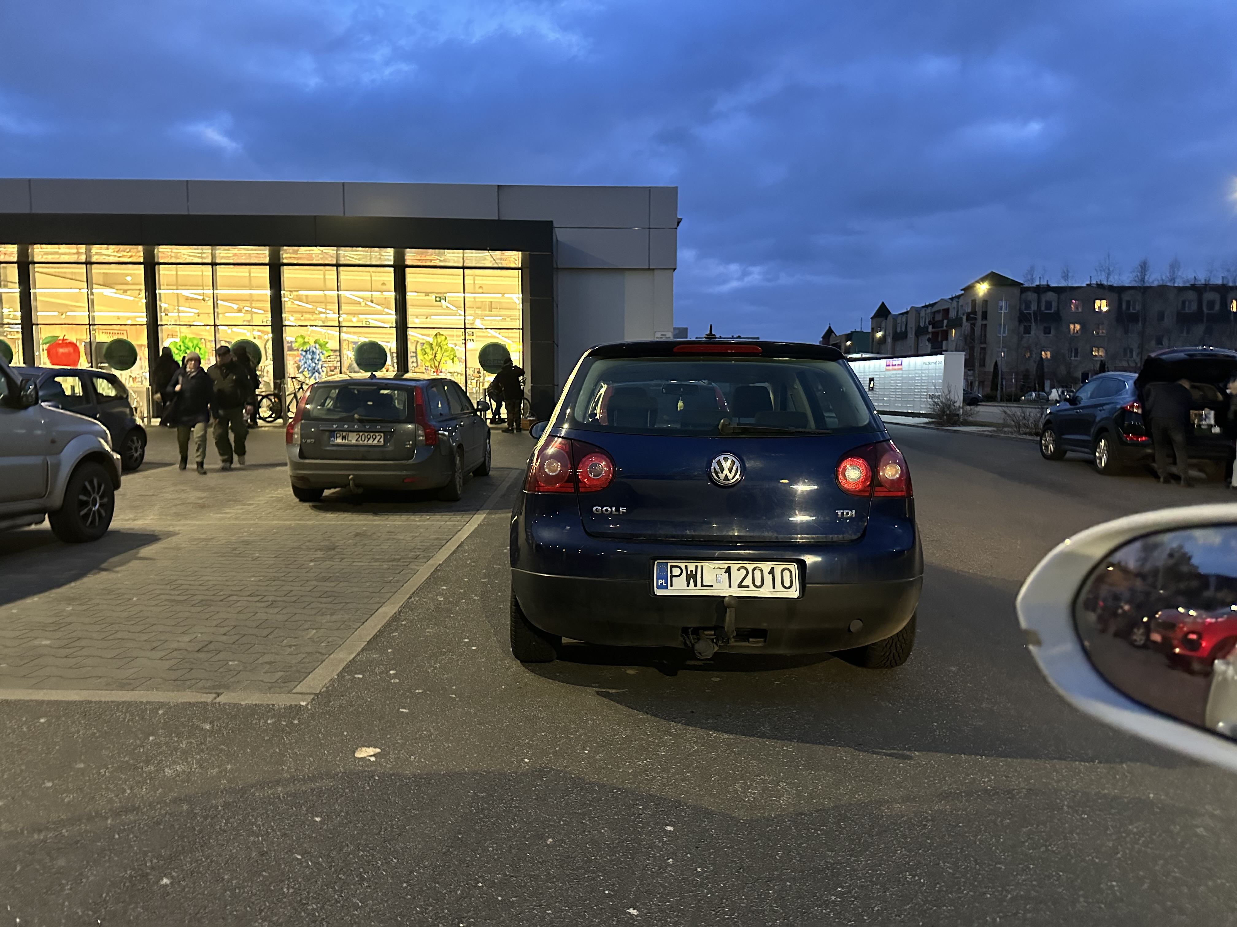 Mistrz parkowania w pojeździe o numerach PWL12010