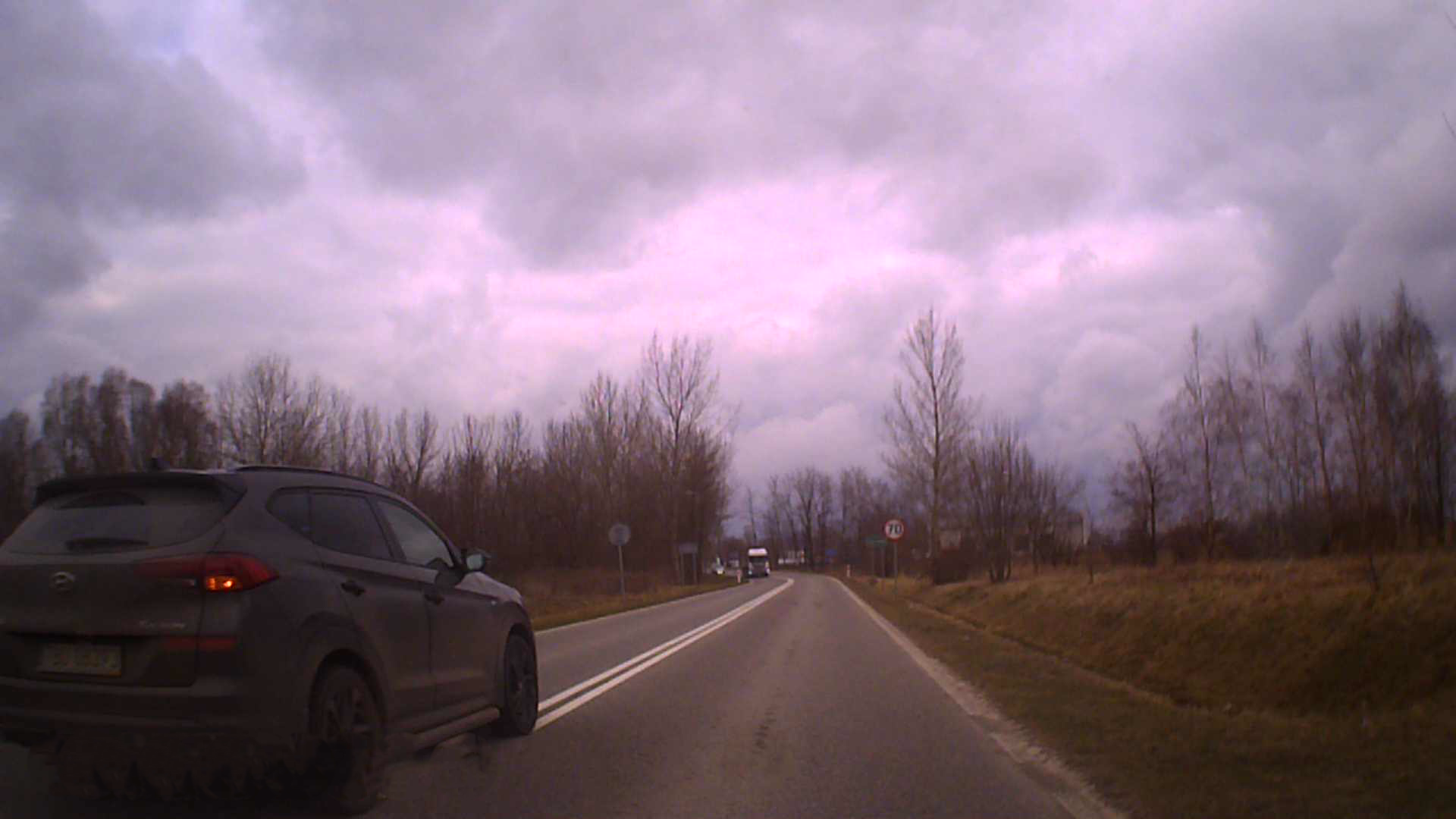 Spycha z drogi HYUNDAIEM uj**anym w g*oju po sam dach.