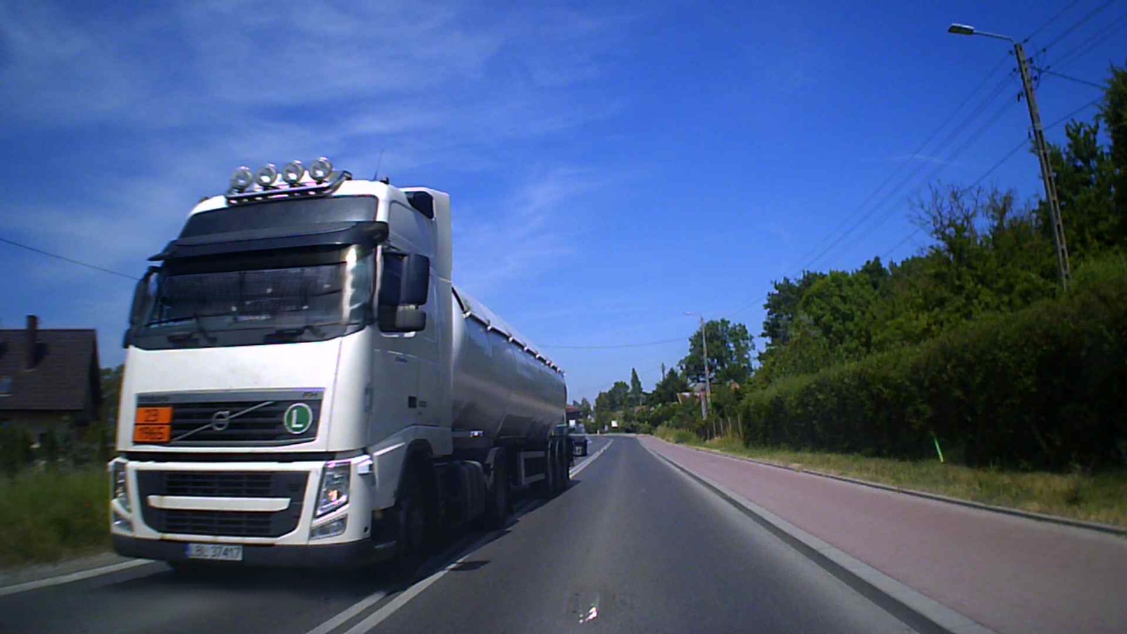 Kierowca cysterny podczas próby wąchania własnych jaj, zaczął zjeżdżać na przeciwległy pas. ...