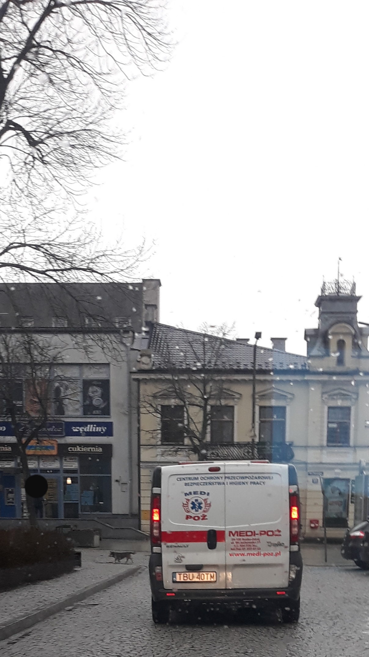 Ile kur.a razy trzeba powtarzać takim b.kartom jak Ty, że wycofując włączasz się do ruchu i wymuszasz ...