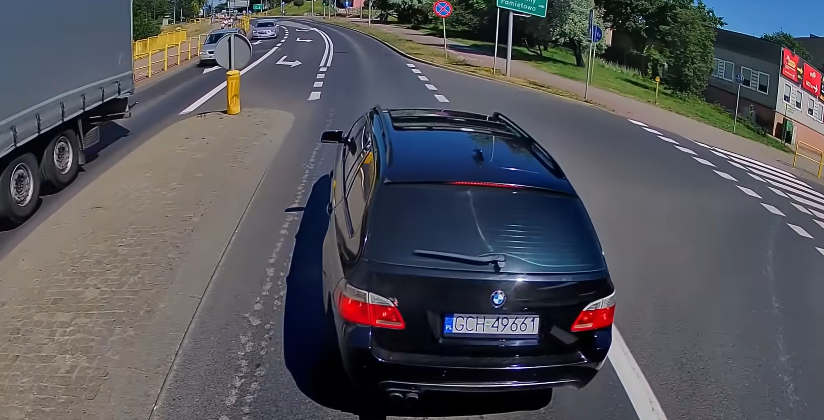 Kolejny zakompleksiony smark z małym siusiakiem (wystarczy obejrzeć nagranie jego zachowania na YouTube ...