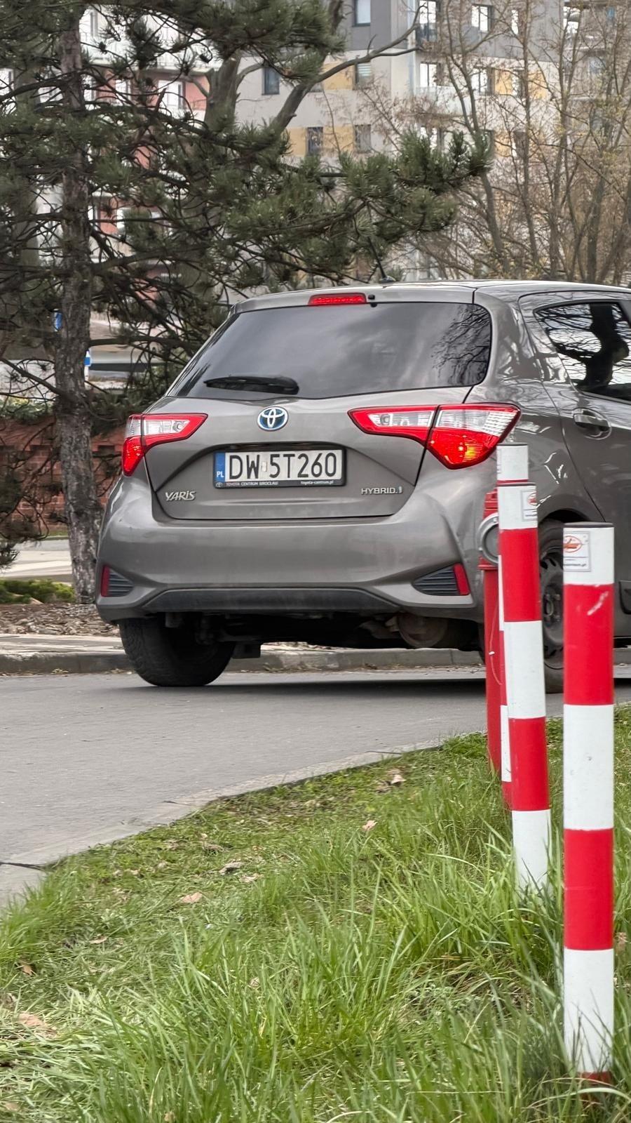 Pojazd ten zarysował inne prawidłowo zaparkowane auto na parkingu.