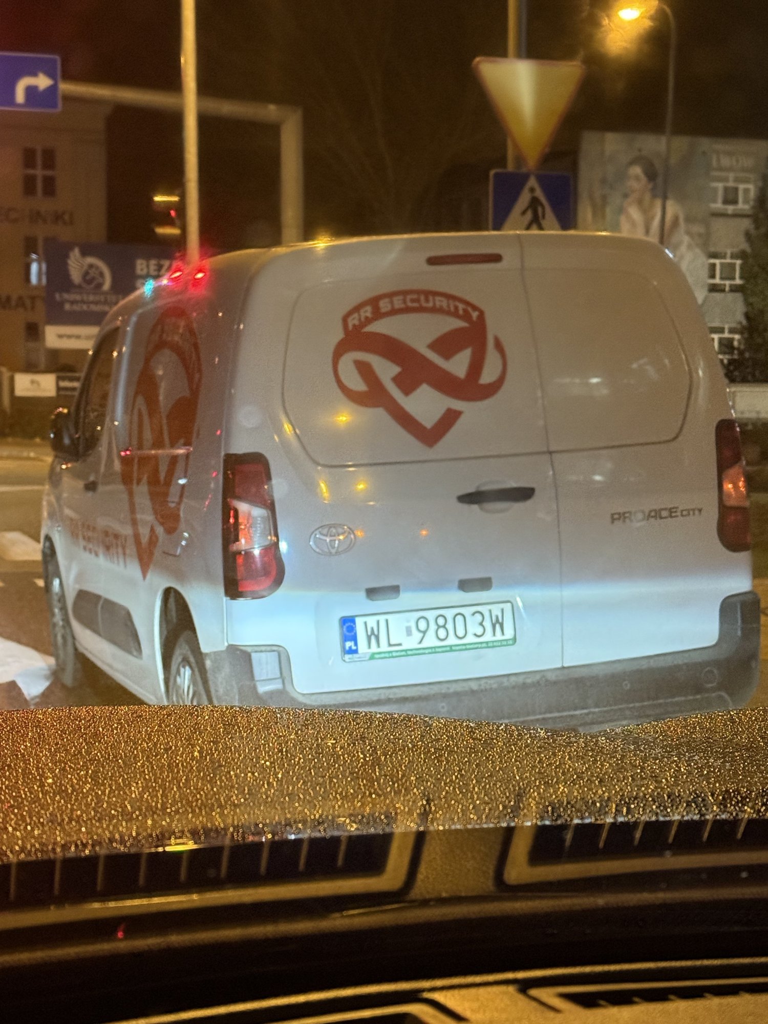 Mistrz parkowania w pojeździe o numerach WL9803W