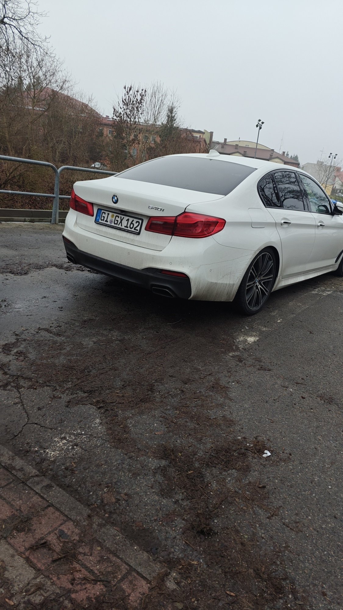 Kierowca BMW MA CO CHWILE INNĄ, JE.... ŚMIEĆ SKACZE DO DZIECI.